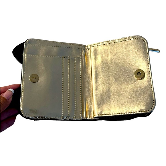 Loungefly loves Hello Kitty Black BiFold Wallet - Picture 4 of 7